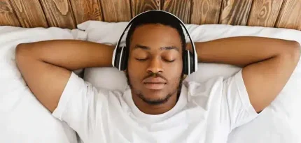 14 façons dont les podcasts sur le sommeil peuvent améliorer votre santé mentale